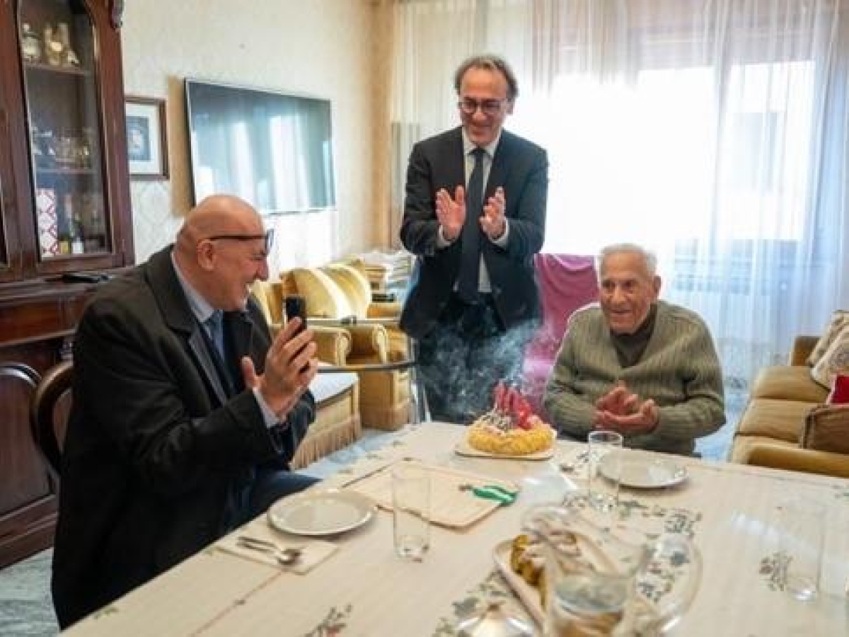 Crosetto festeggia il papà di Bonelli, ex carabiniere di 102 anni: aveva scritto una lettera al ministro della Difesa e lui si è presentato a casa per un caffè