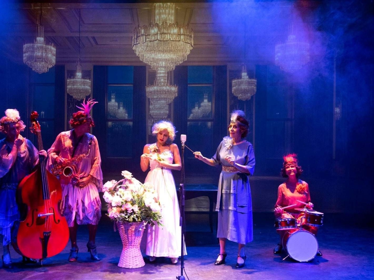 Teatro Greco, ecco «A qualcuno piace caldo» la commedia ispirata al film di Billy Wilder