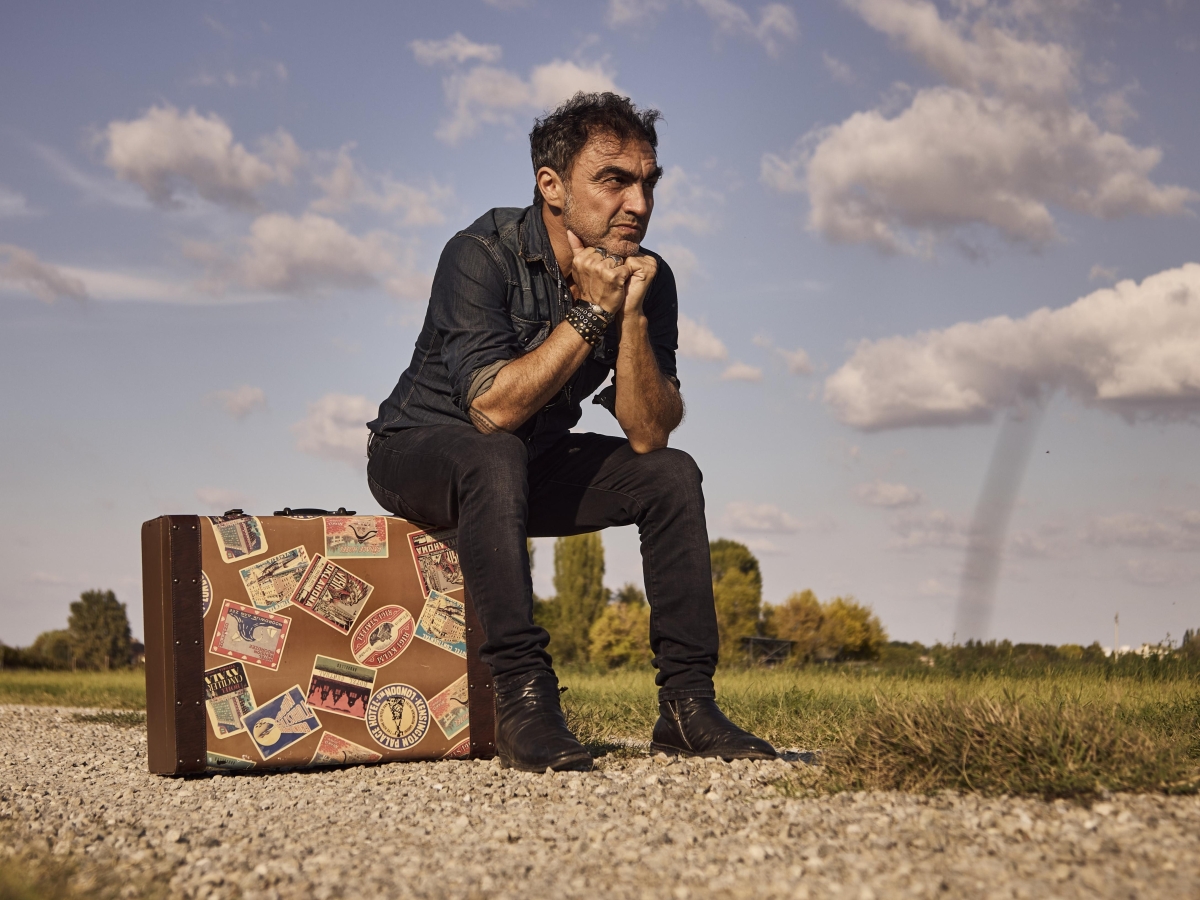 Marco Ligabue svela «Maps» e racconta suo fratello Luciano: «Lo stimo, la vivo con leggerezza. Il festival? Di solito vado in vacanza»
