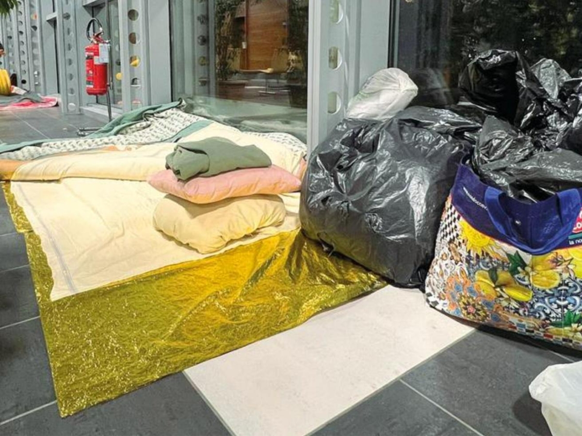 Firenze, la notte nell'ospedale di Torregalli: così l’area ambulatori si trasforma in cittadella dei senzatetto