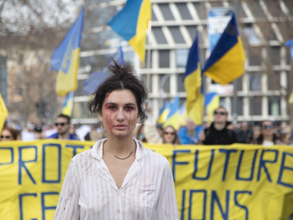 Milano, corteo per l'Ucraina nel quarto anniversario dell'invasione russa. Martedì Palazzo Marino illuminato di giallo e blu