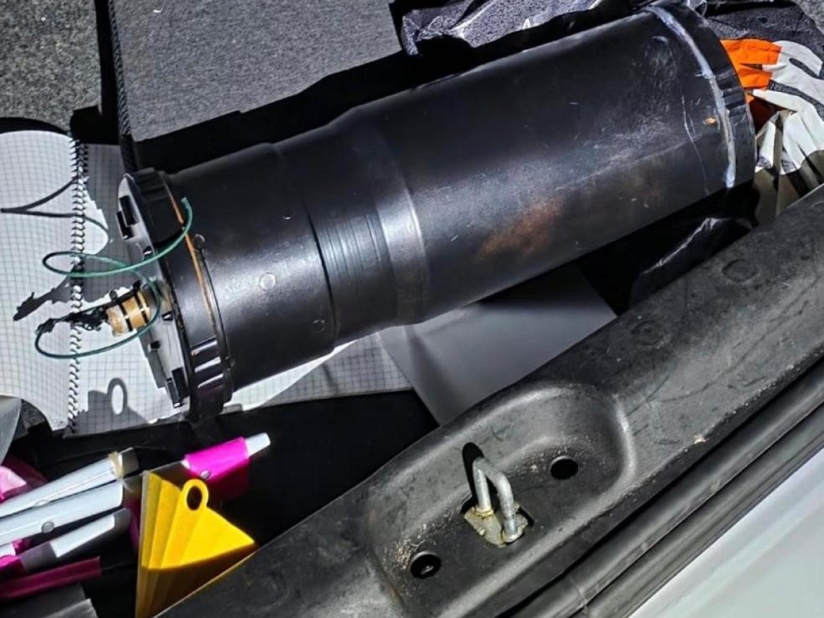 Roma, ordigno trovato nel bagagliaio di un'auto dopo una telefonata anonima. L'ombra dell'avvertimento