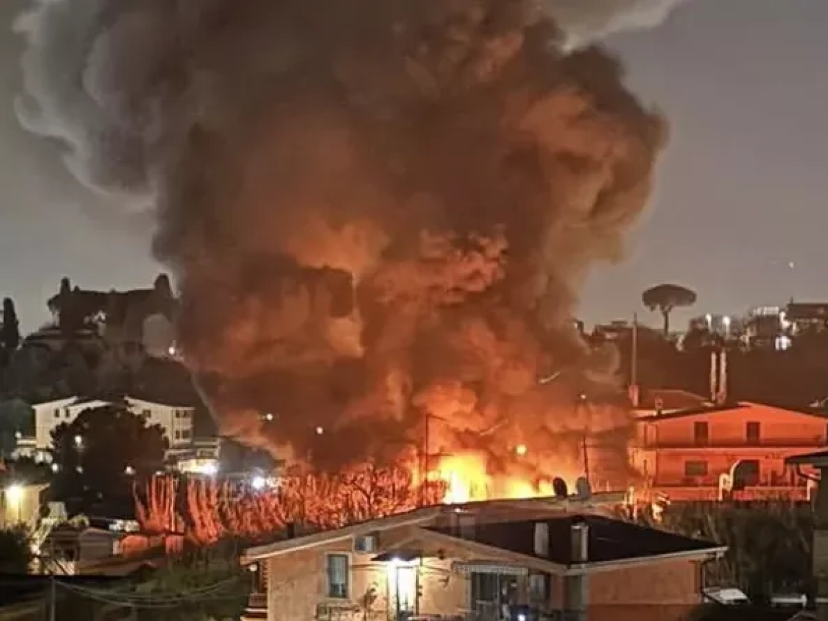 Roma, incendio alla Romanina: carrozzeria in fiamme, il titolare cerca di spegnere il fuoco e si ustiona