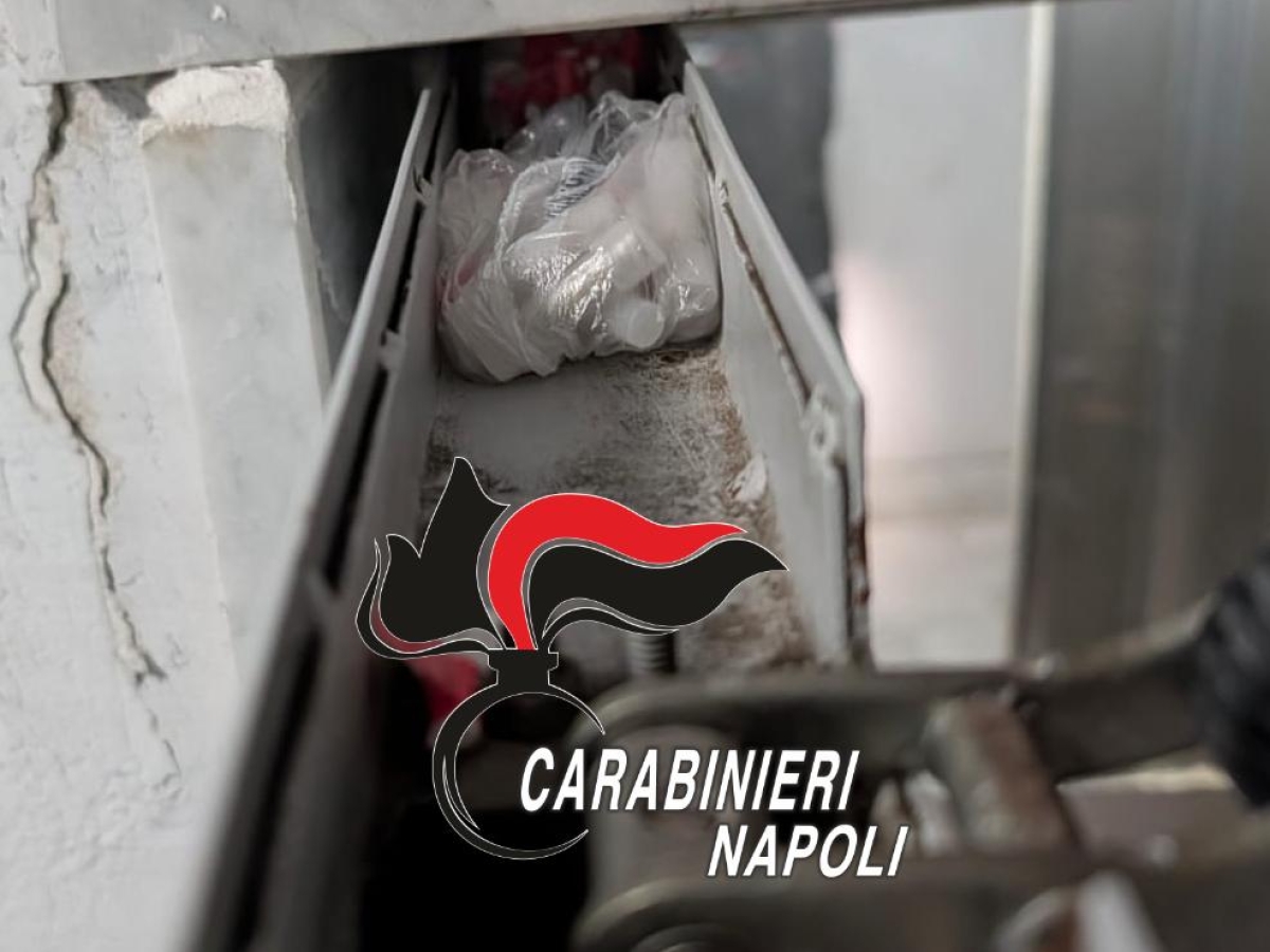 Scampia, blitz anti-droga dei carabinieri allo Chalet Bakù: sequestrate 272 dosi pronte per la vendita