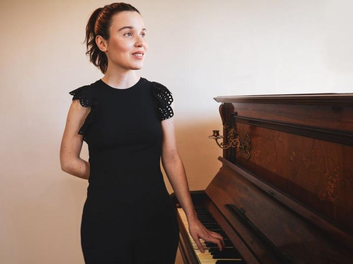 Frida Bollani all'Auditorium: «Sono nata nella musica, a otto anni ho debuttato sul palco, ora canto la mia vita»