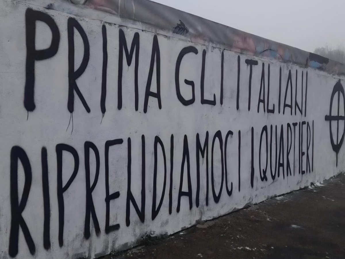 Torpignattara a Roma, la croce celtica e la scritta «Prima gli italiani». L'assessora Pratelli: «Gesto incivile e razzista»