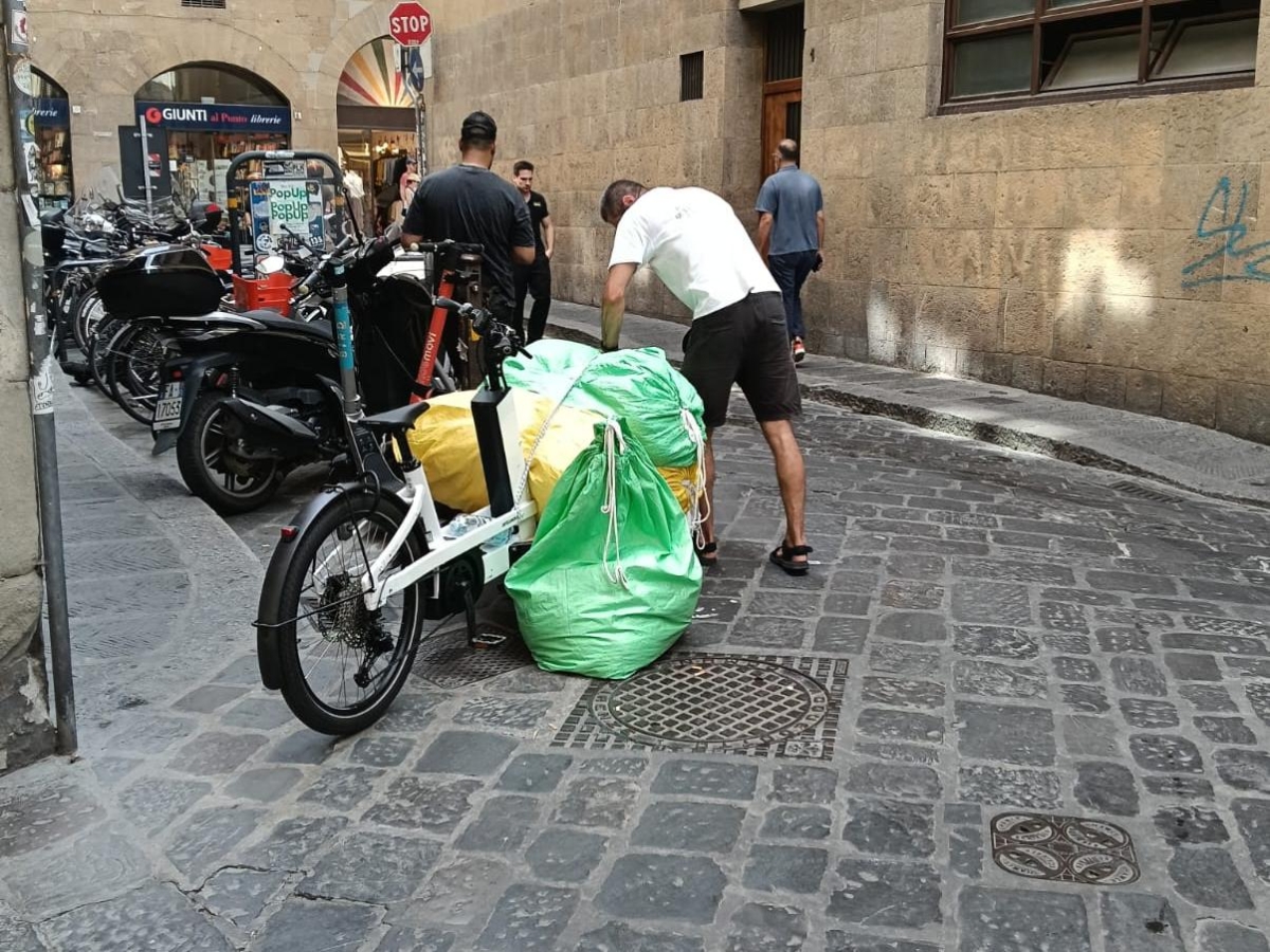 Firenze, dai lavapiatti a chi pulisce le case degli affitti brevi: i «regolari» che lavorano in povertà
