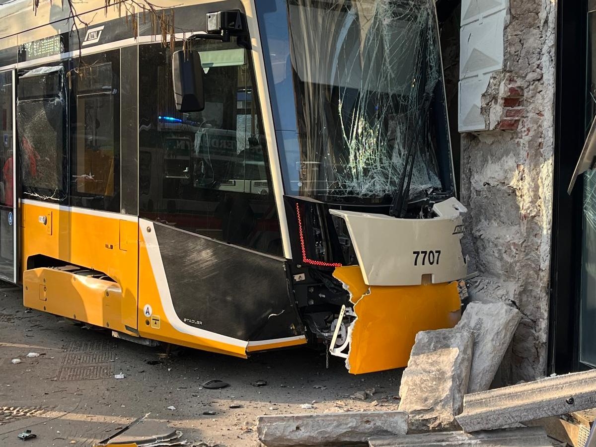 Milano, l'autista del tram deragliato, assunto nel 1991 e vicino alla pensione: «Chi ha la corsa successiva lo raggiunge perché va piano»