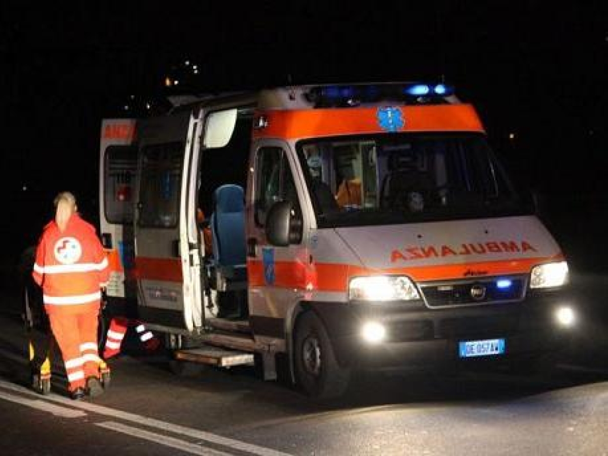 Incidente a Gorla Minore, motociclista di 56 anni trovato morto in strada nella notte: la caduta gli è stata fatale