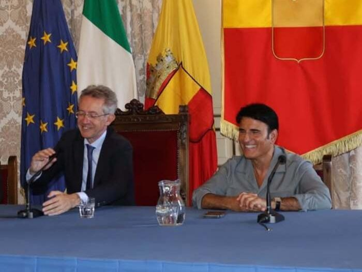 Sal Da Vinci vincitore a Sanremo 2026, il sindaco Manfredi gli conferisce la Medaglia della Città