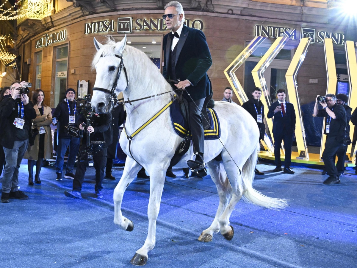 Bocelli a cavallo a Sanremo, il capostalla e il video virale in cui pulisce il tappeto: «Ora non riesco neanche più a fare la spesa, tutti mi riconoscono»