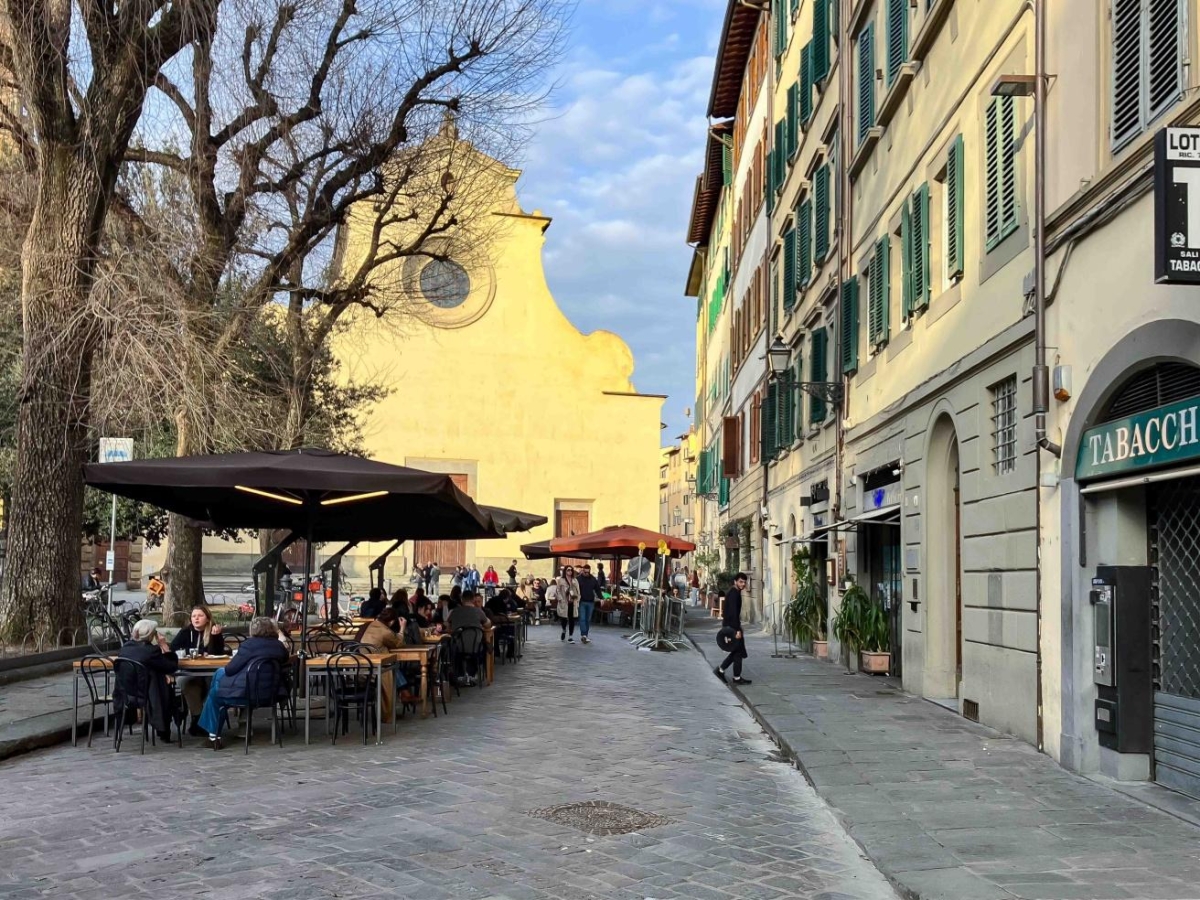 Firenze, in Santo Spirito niente più dehors per il bar Ricchi diventato tabaccheria