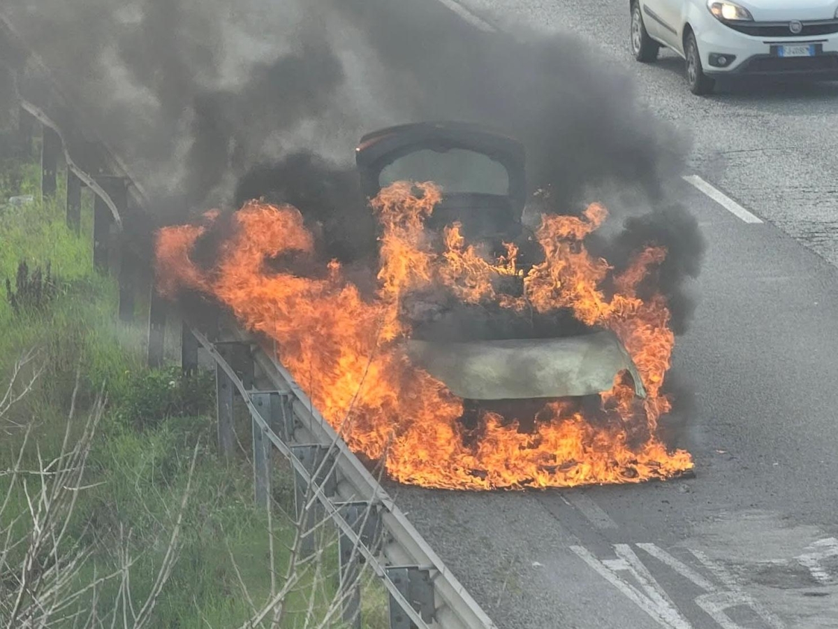 Auto prende fuoco in FiPiLi: il conducente riesce a scappare in tempo
