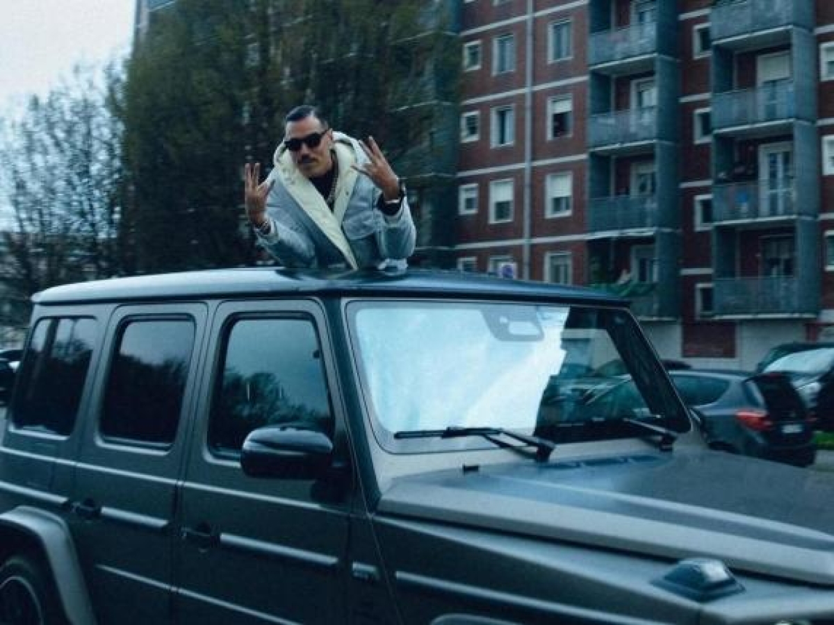 Milano, Marracash tra i fan in fila alla «sua» Barona (dove ancora vive): «Il commando di viale Faenza e le amicizie criminali? Mai incitato a delinquere»