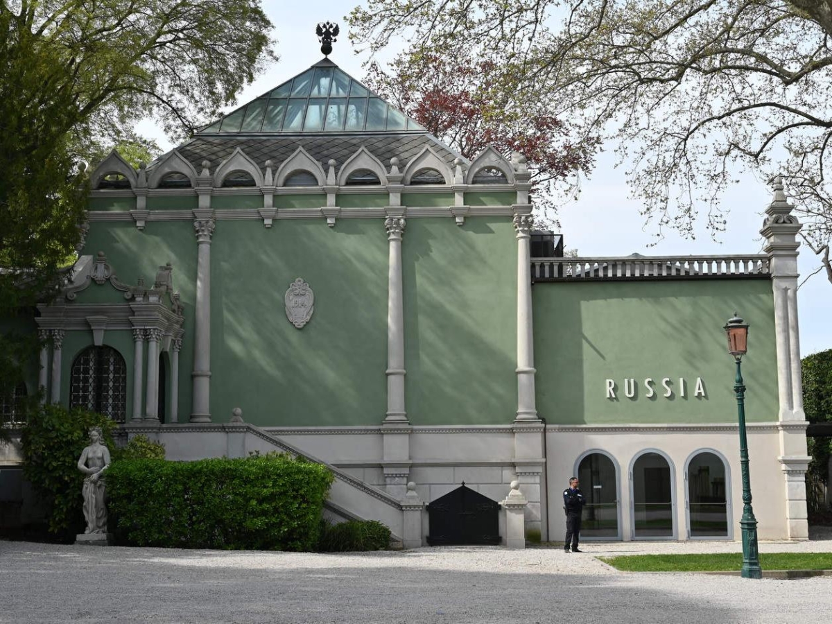 Anche la Russia alla Biennale di Venezia, la decisione divide: petizione per chiedere la revoca. Chi è d'accordo: «Scelta coraggiosa»