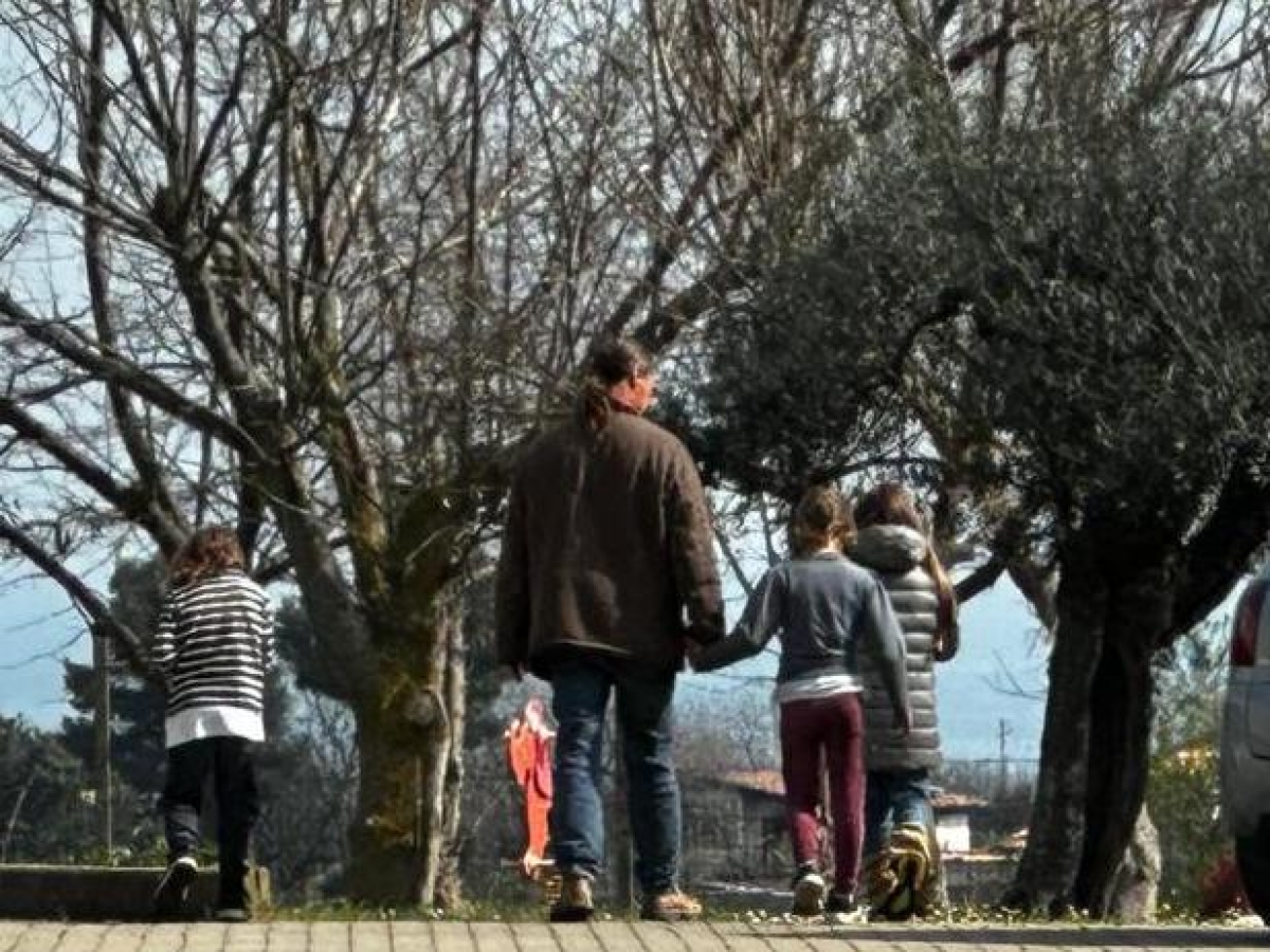 Famiglia nel bosco, al risveglio videochiamata della mamma separata dai bambini. Il padre nella casa famiglia: il pranzo e la passeggiata con i piccoli