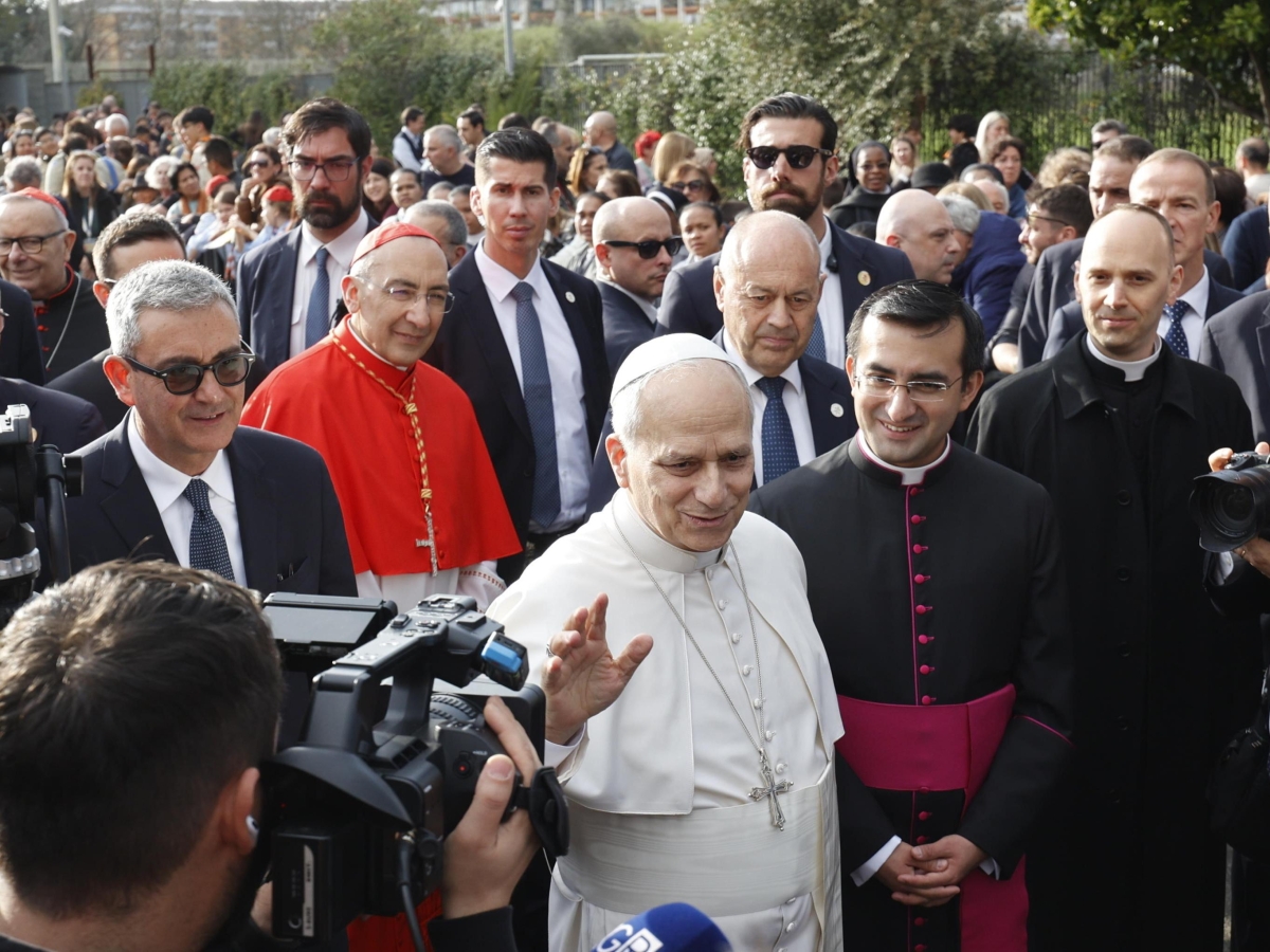 Roma, il Papa visita la parrocchia di Torrevecchia: «No a violenza e bullismo, salvare i giovani dai venditori di morte»