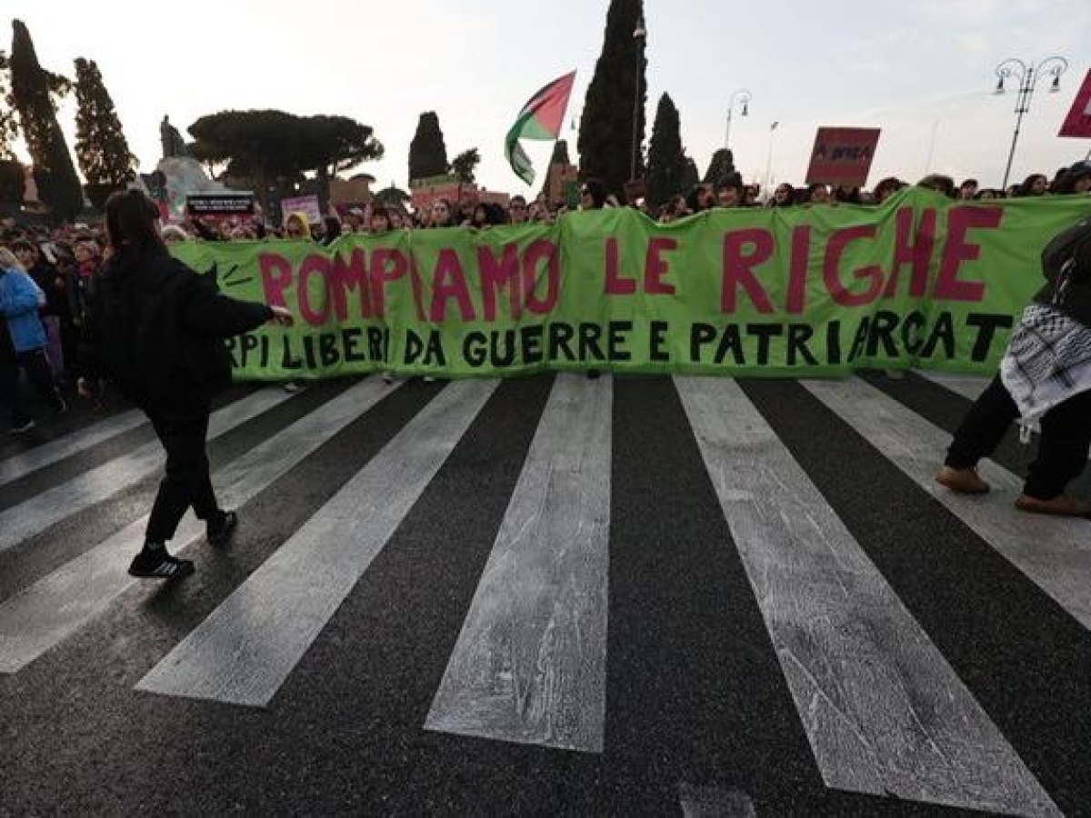 Corteo di Non una di meno a Roma: «Le nostre vite valgono». E lunedì 9 «sciopero generale transfemminista»