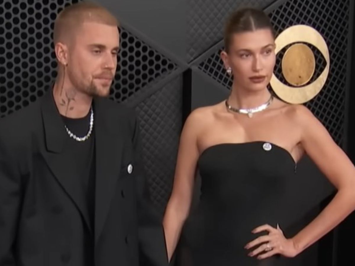 Justin Bieber lancia una bottiglia di acqua mezza piena contro i paparazzi che lo stavano aspettando dopo la cena con la moglie