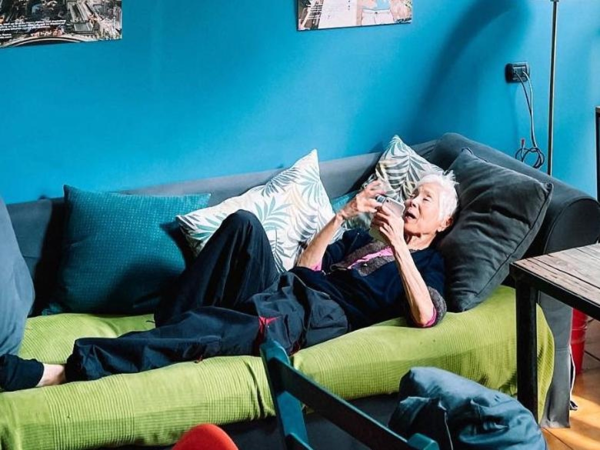 Milano, la giapponese Yuko all'Ostello Bello: «A 92 anni viaggio da sola. Nelle camerate ascolto le storie degli ospiti»