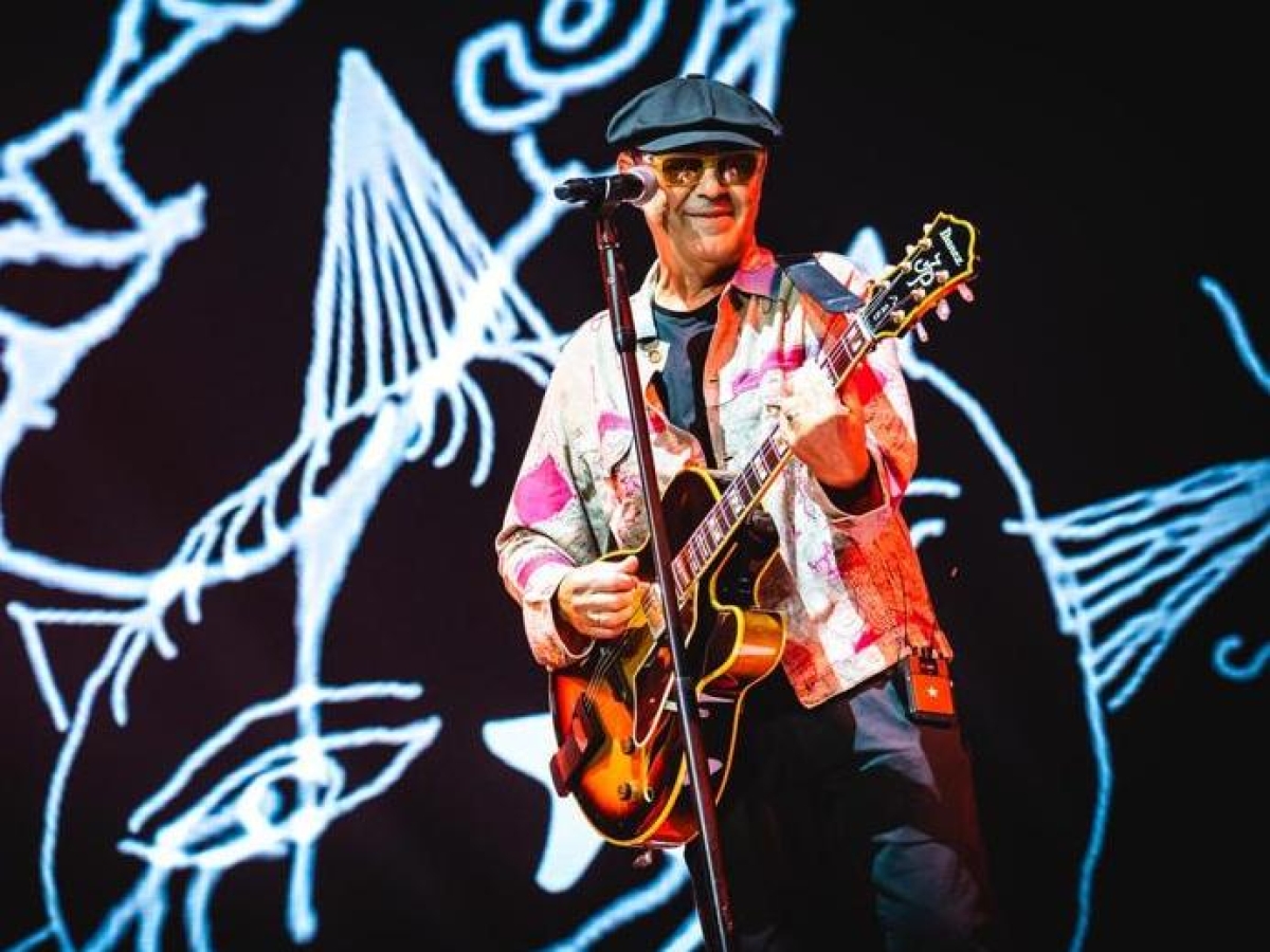 Luca Carboni live al Palazzo dello Sport, sul palco (forse) con Tommaso Paradiso