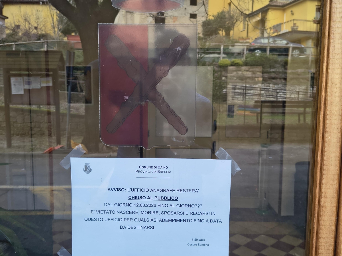 A Caino vige il divieto di nascita e di morte, il sindaco: «Non abbiamo più dipendenti all'anagrafe»