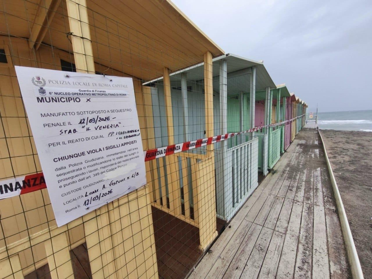 Ostia, sequestrate la cabine dello stabilimento Venezia: «Occupazione abusiva del demanio»