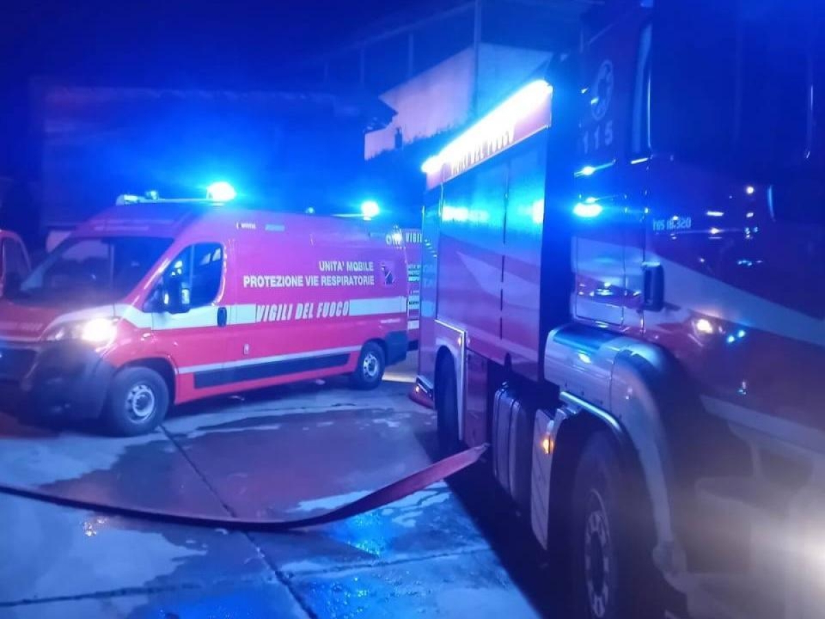 Colico, ancora un incendio nella ditta Seval che gestisce rifiuti elettronici: verifiche ambientali dopo le fiamme. A novembre un altro rogo