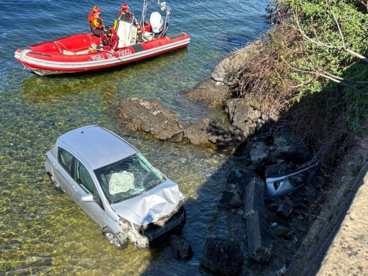 Lecco, perde il controllo dell'auto, fa un volo di 7 metri e finisce nel lago Lario ma riesce a uscire dall'abitacolo: salvo 73enne