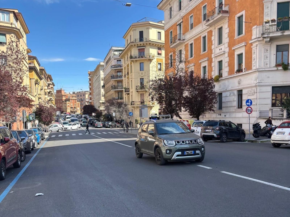Roma Nomentano, il parcheggio selvaggio dell'auto al centro della carreggiata in via Catanzaro