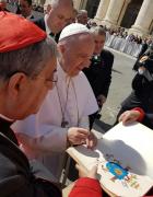 Papa riceve il saio rosso dei Pellegrini in Vaticano: «Napoli, città a me cara»