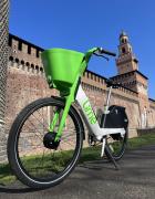 Bici elettriche in sharing a Milano, quale scegliere: prezzi, sconti, app, parcheggi e optional