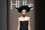 La sfilata a Milano della stilista cinese Hui che sfilerà anche a Shenzen