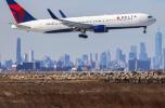 Un aereo di Delta Air Lines atterra all’aeroporto di New York (foto Afp)