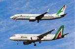 Le due livree a confronto: sopra Aeroitalia, sotto Alitalia (fotomontaggio Corriere)