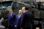 Vladimir Putin in visita a una fabbrica militare