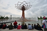 I giochi d’acqua intorno all’Albero della vita a Expo Milano 2015 (foto LaPresse)