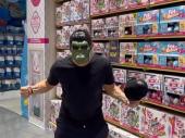 Noemi Bocchi scherza con Francesco Totti e pubblica un video con lui mascherato in un negozio di giocattoli