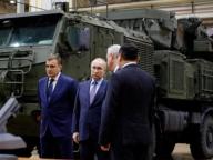 Vladimir Putin in visita a una fabbrica militare