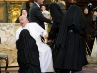Quando le monache di clausura di Napoli s'avventarono su Papa Francesco con abbracci e baci