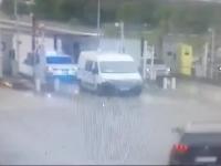 Il film dell'assalto al furgone che trasporta il detenuto nelle immagini della telecamera di sorveglianza