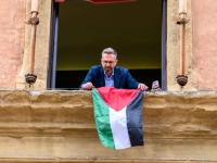 Il Comune di Bologna espone la bandiera della Palestina. La Comunità ebraica: «Legittima il terrorismo»