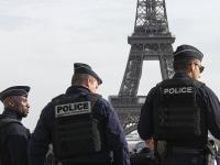 Parigi, 5 bare sotto alla torre Eiffel, con scritto: «Sono soldati francesi in Ucraina». Tre arresti: sospetti sulla Russia