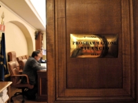 Manovra «bollinata», cosa è cambiato rispetto alla bozza: Irpef al 33%, rivisto l’aumento sugli affitti brevi, ritocchi su banche e cinema