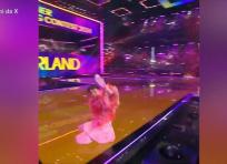 Eurovision: troppa euforia per la vittoria, Nemo rompe il trofeo di cristallo e si fa male al dito