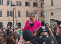 Roma, a piazza San Silvestro torna il Karaoke con Fiorello e The Kolors