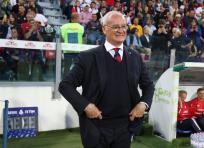 Cagliari-Fiorentina, stadio in piedi per omaggio a Ranieri che si commuove