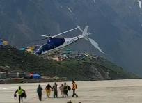 Elicottero fuori controllo mentre sta per atterrare, si avvita e finisce nella scarpata: tragedia sfiorata in India