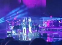 Checco Zalone e Francesco De Gregori cantano «Gli uomini sessuali»: lo show al concerto a Roma