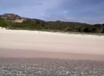 Sdegno in Sardegna: sbarca sulla spiaggia rosa di Budelli, fa una passeggiata e pubblica il video su Instagram